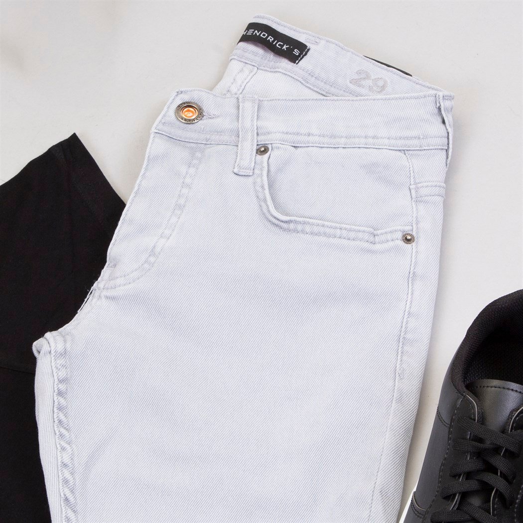 Asimetrik Siyah Tişört Pantolon Ayakkabı Kombin