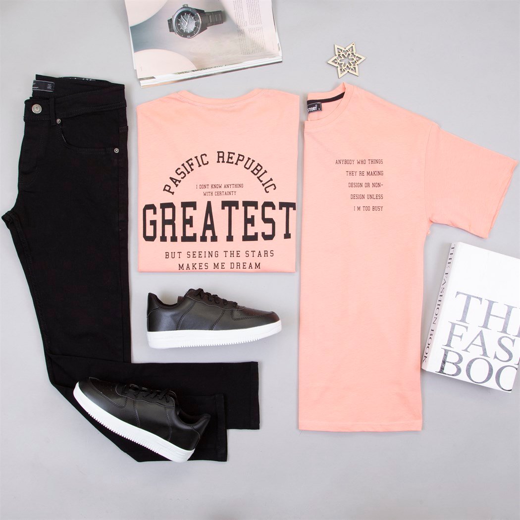 Baskılı Tişört Pantolon Ayakkabı Kombin