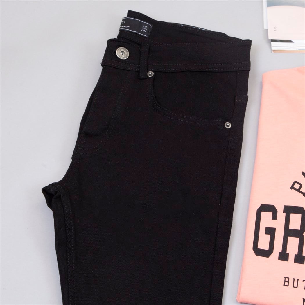 Baskılı Tişört Pantolon Ayakkabı Kombin