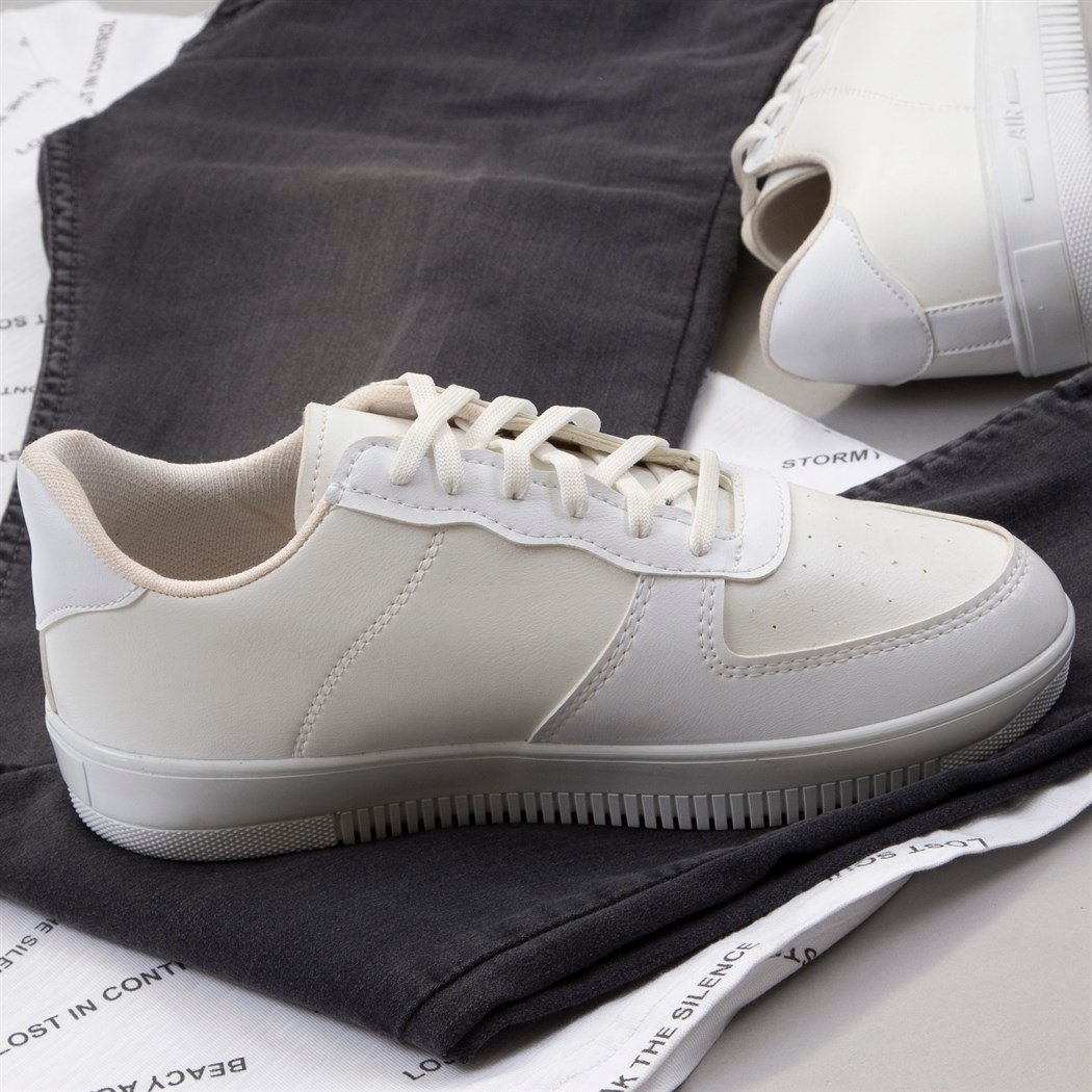 Baskılı Tişört Pantolon Ayakkabı Kombin