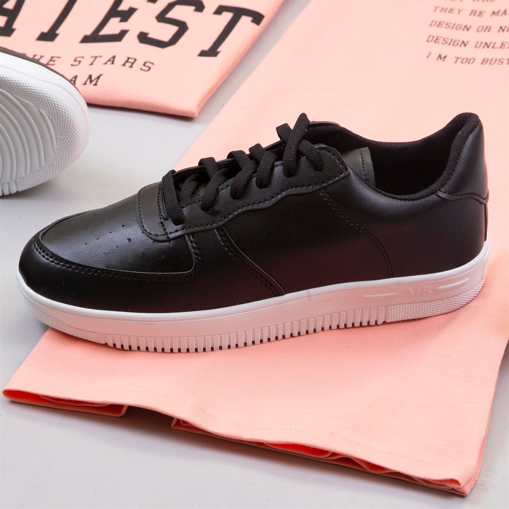 Baskılı Tişört Pantolon Ayakkabı Kombin