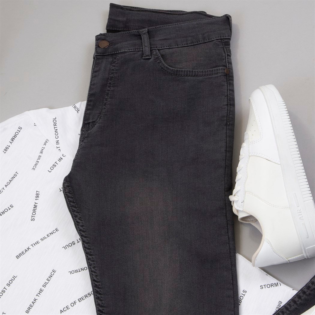 Baskılı Tişört Pantolon Ayakkabı Kombin