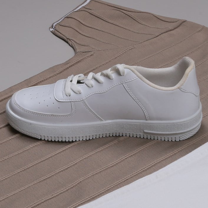 bej bisiklet yaka Triko Polo Yaka Tişört beyaz kot  pantolon  ayakkabı Kombin