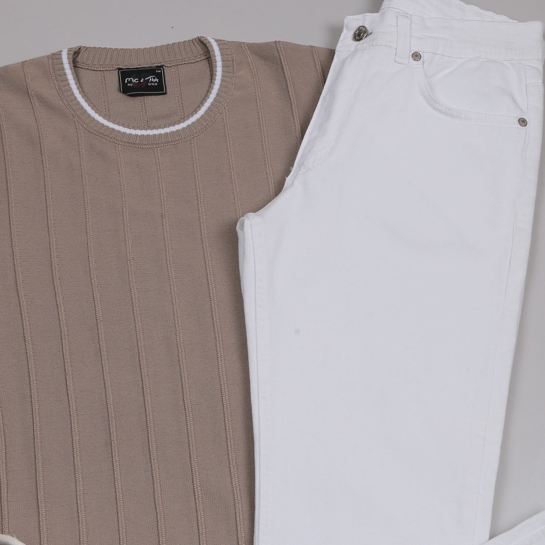 bej bisiklet yaka Triko Polo Yaka Tişört beyaz kot  pantolon  ayakkabı Kombin