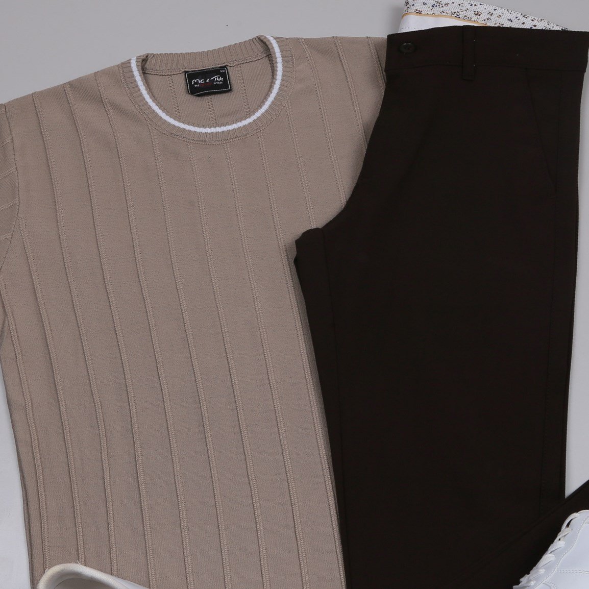 bej bisiklet yaka Triko Polo Yaka Tişört kahve kumaş pantolon  ayakkabı Kombin