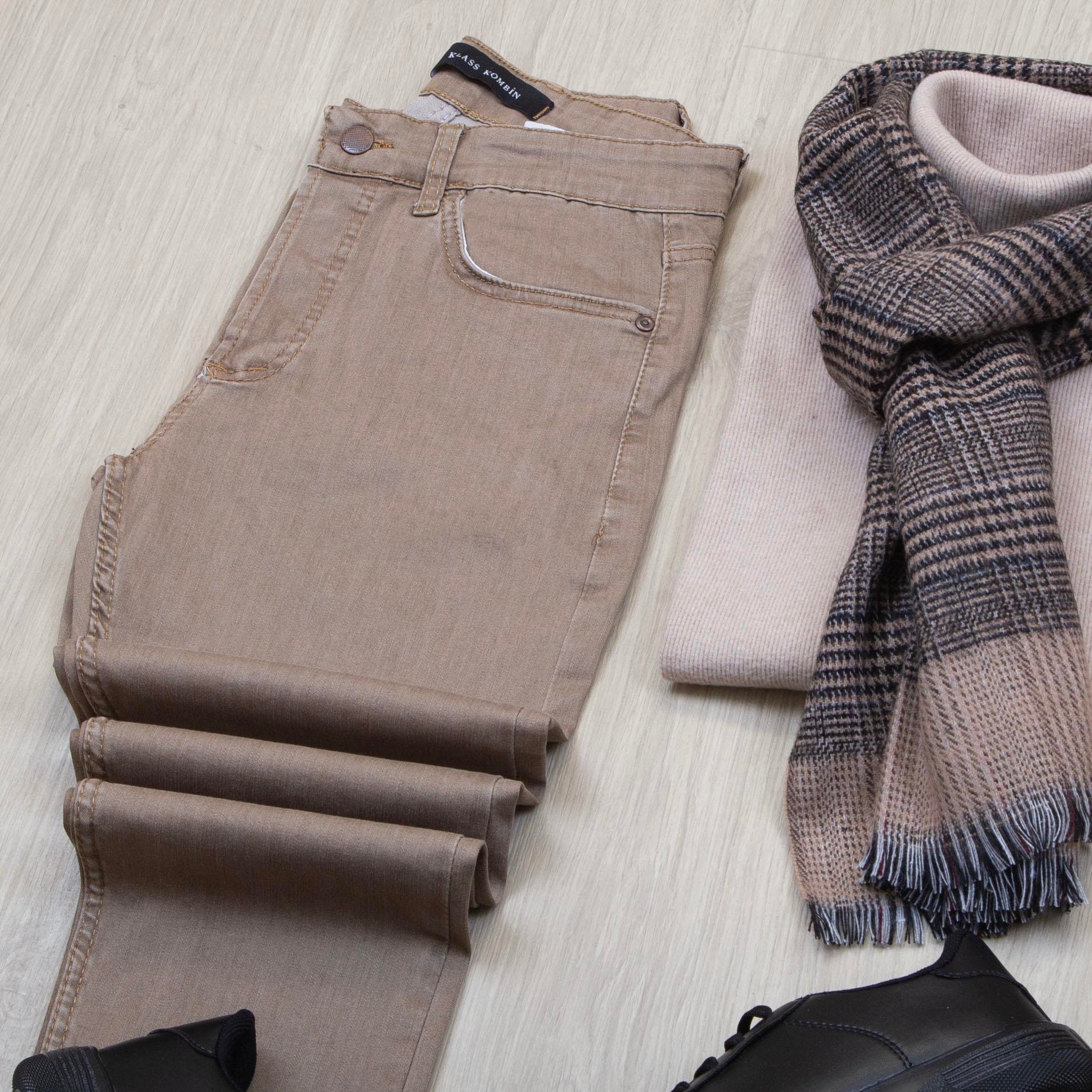 Bej Blazer Ceket Boğazlı Body Pantolon Ayakkabı Kombin