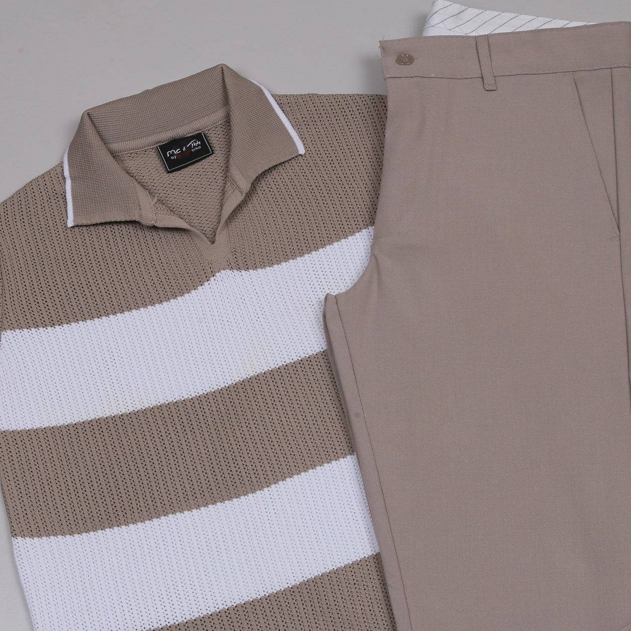 bej çizgili Triko Polo Yaka Tişört bej kumaş  pantolon  ayakkabı Kombin