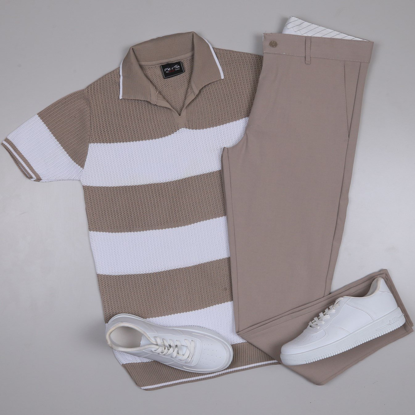 bej çizgili Triko Polo Yaka Tişört bej kumaş  pantolon  ayakkabı Kombin