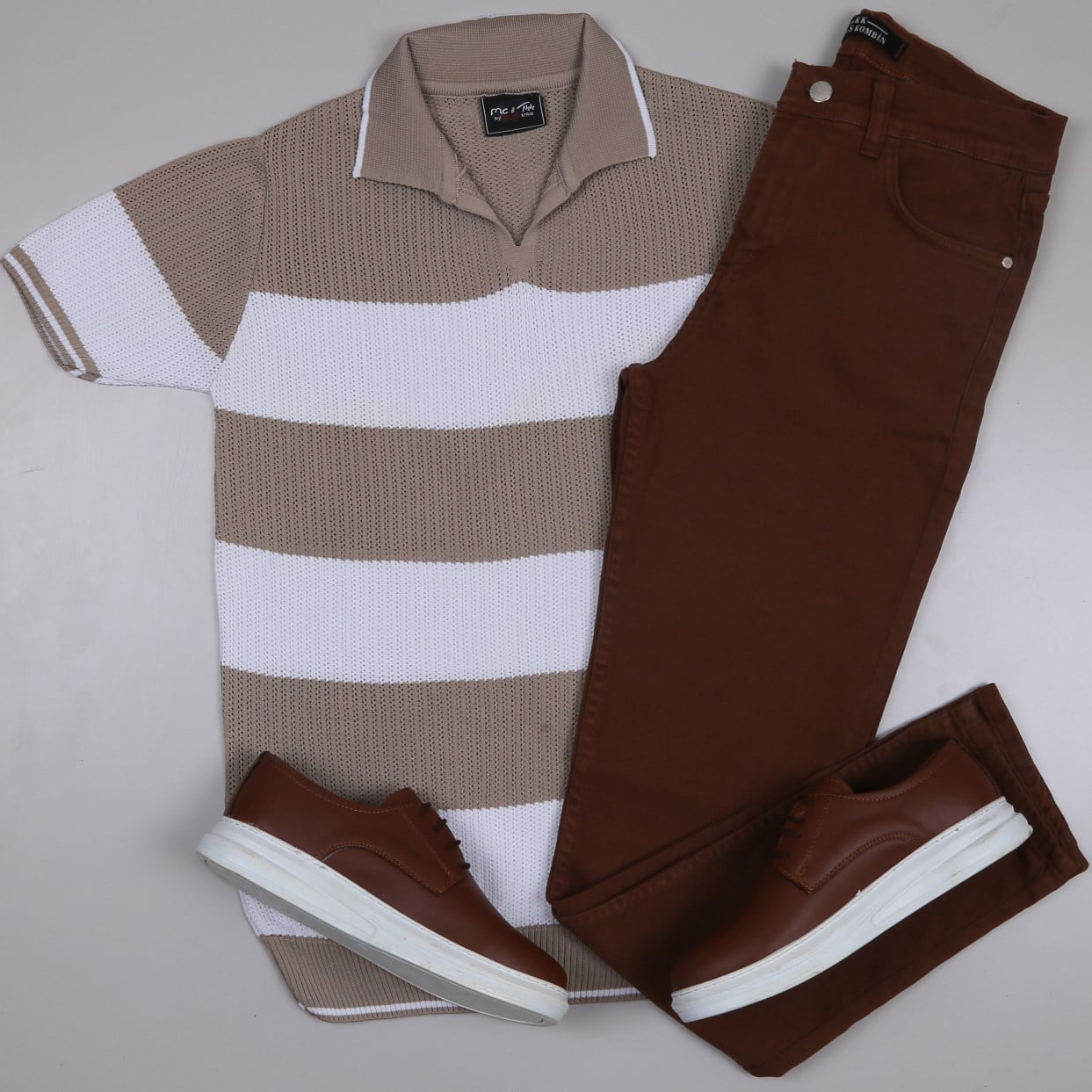 bej çizgili Triko Polo Yaka Tişört kahve  kot  pantolon  ayakkabı Kombin