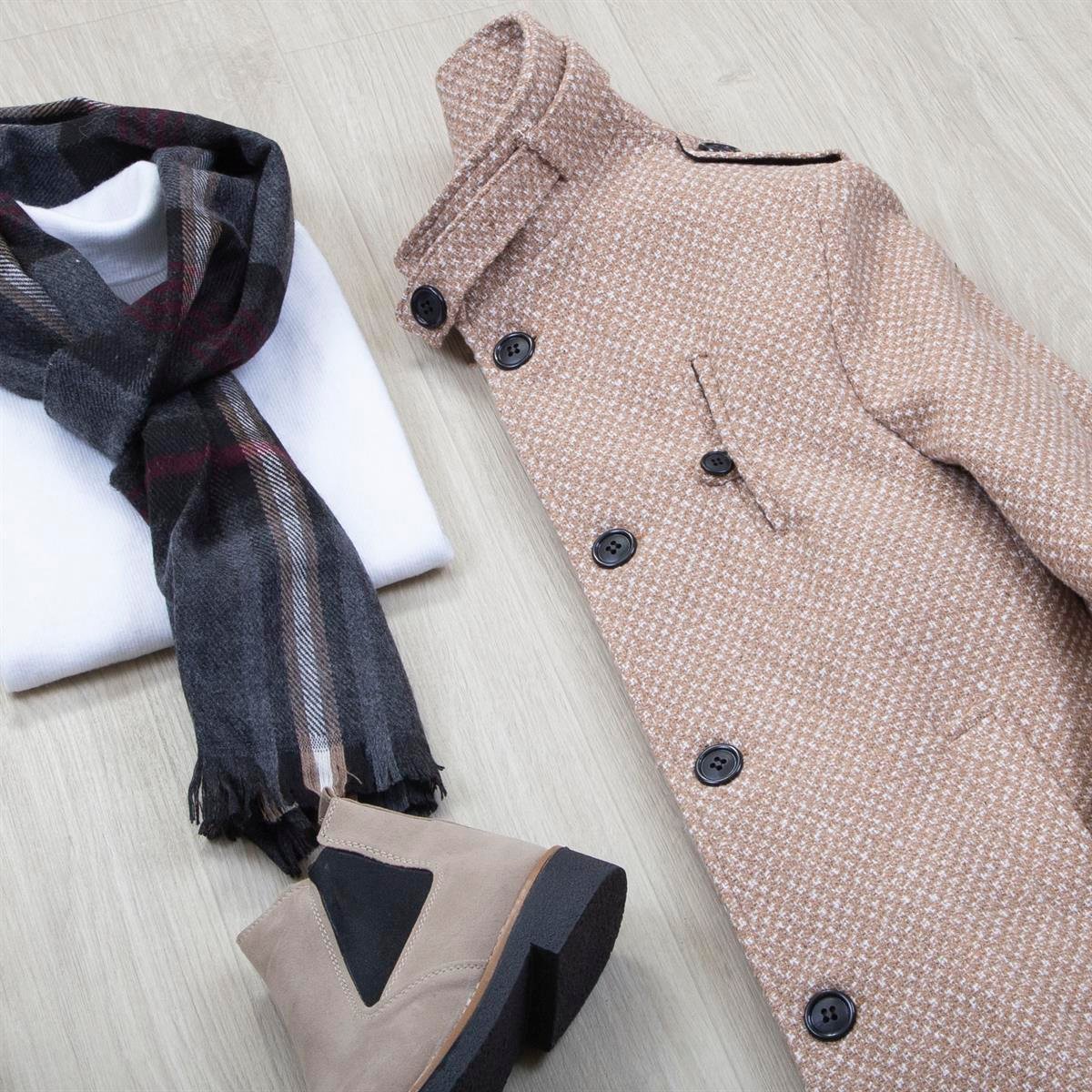 Bej Desenli Kaşe Kaban Boğazlı Body Pantolon Bot Kombin