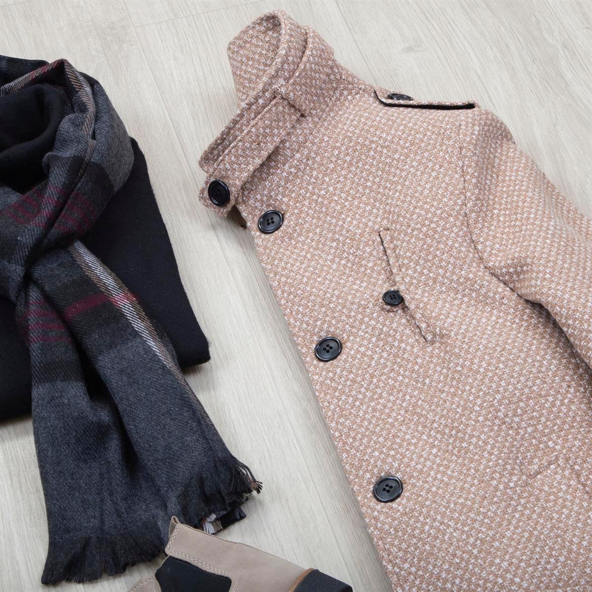 Bej Desenli Kaşe Kaban Boğazlı Body Pantolon Bot Kombin