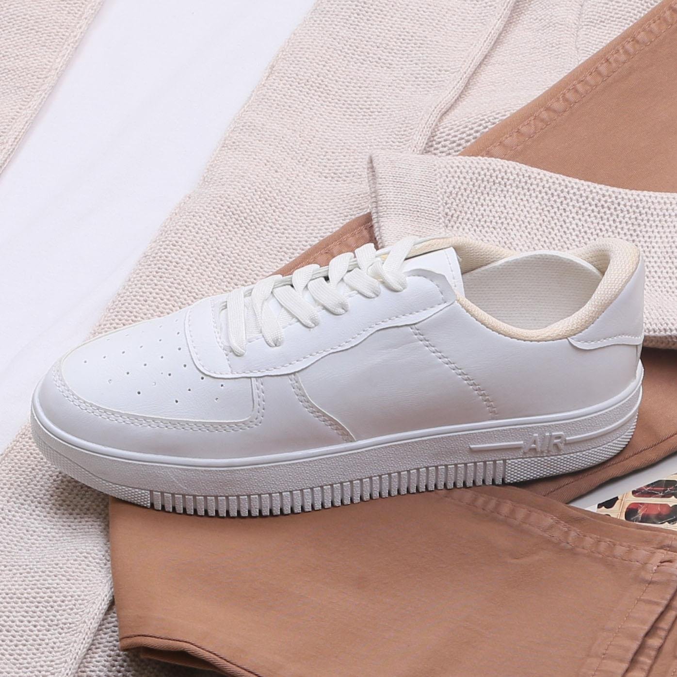 Bej Kapşonlu Hırka Tişört Pantolon Ayakkabı Kombin