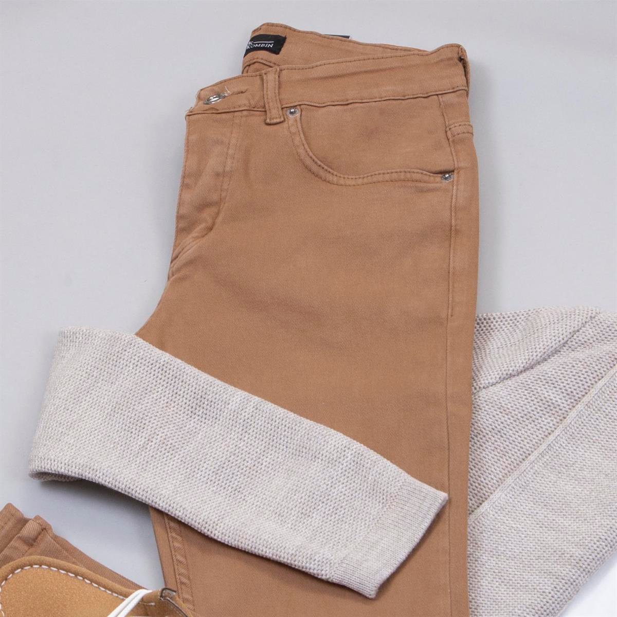 Bej Kapşonlu Hırka Tişört Pantolon Ayakkabı Kombin