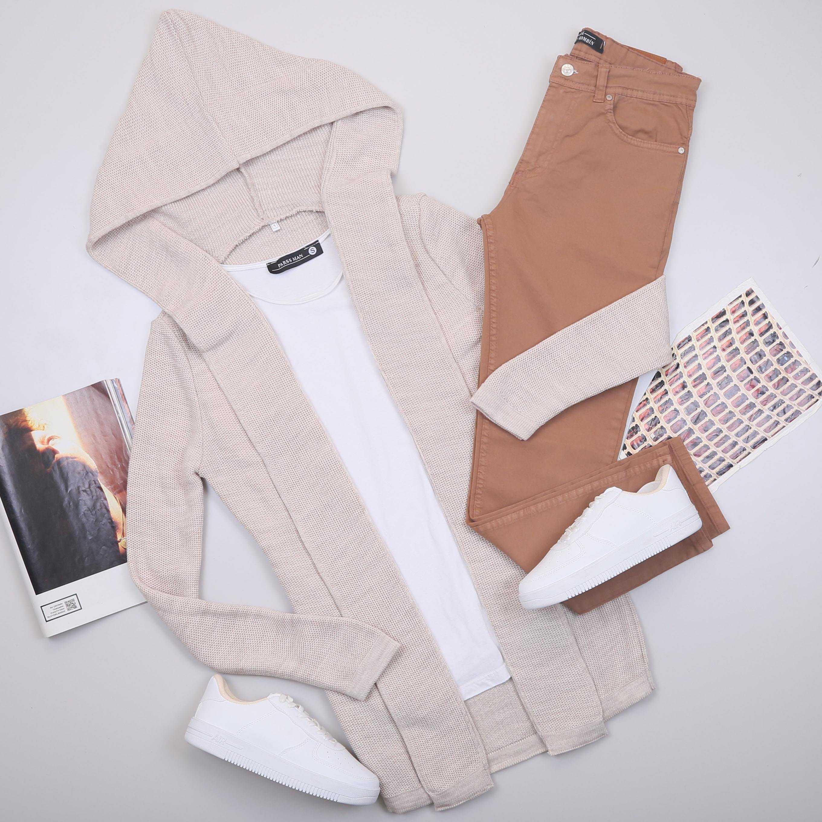 Bej Kapşonlu Hırka Tişört Pantolon Ayakkabı Kombin