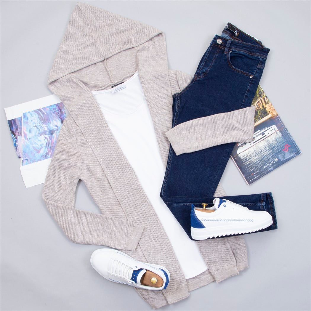 Bej Kapşonlu Hırka Tişört Pantolon Ayakkabı Kombin