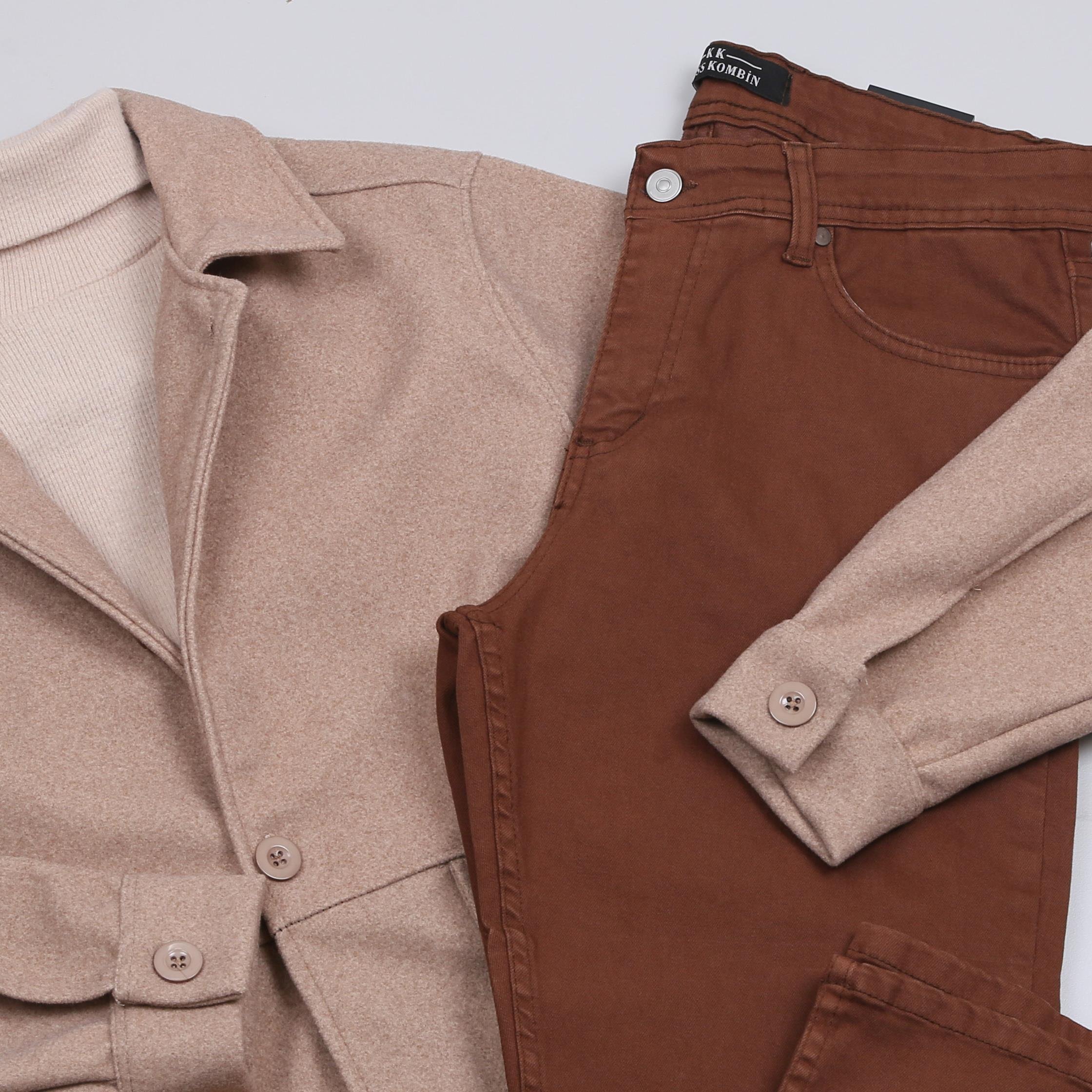 Bej Kaşe Ceket Boğazlı Body Kot Pantolon Ayakkabı Kombini