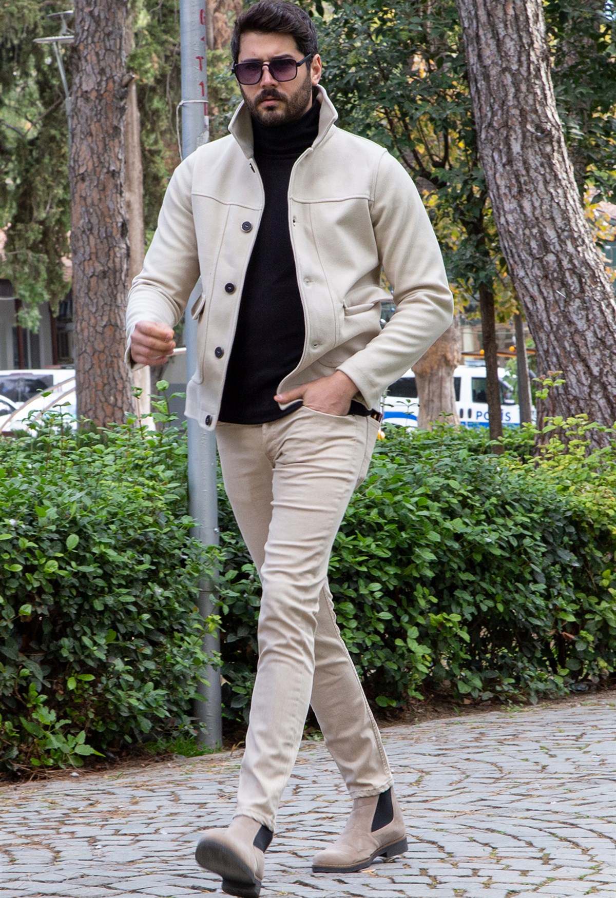 Bej Kaşe Ceket Boğazlı Kazak Pantolon Bot Kombin