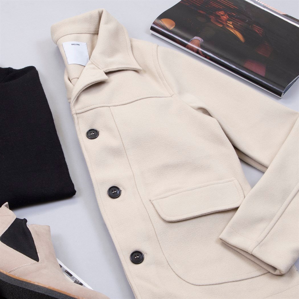 Bej Kaşe Ceket Tişört Pantolon Ayakkabı Kombin