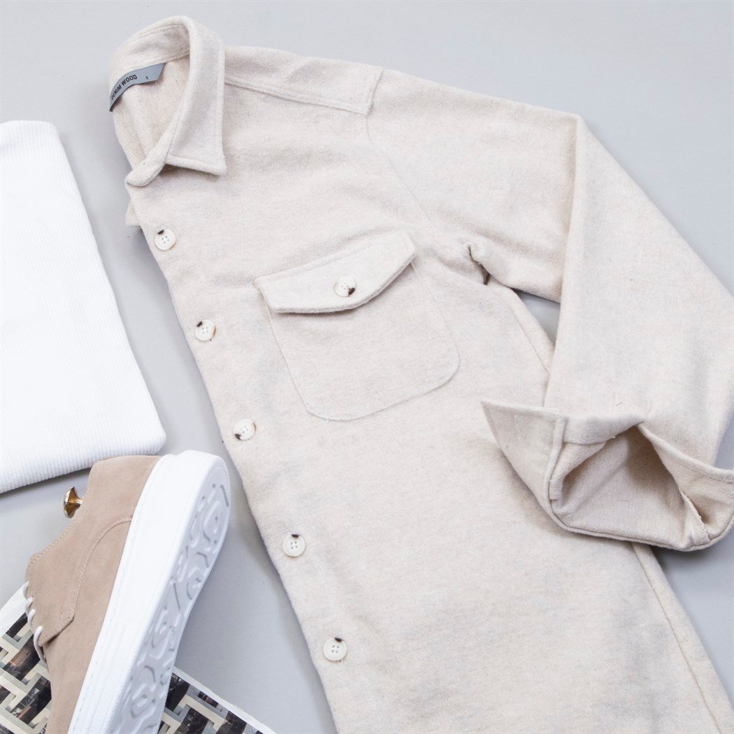 Bej Kaşe Gömlek Boğazlı Kazak Pantolon Ayakkabı Kombin