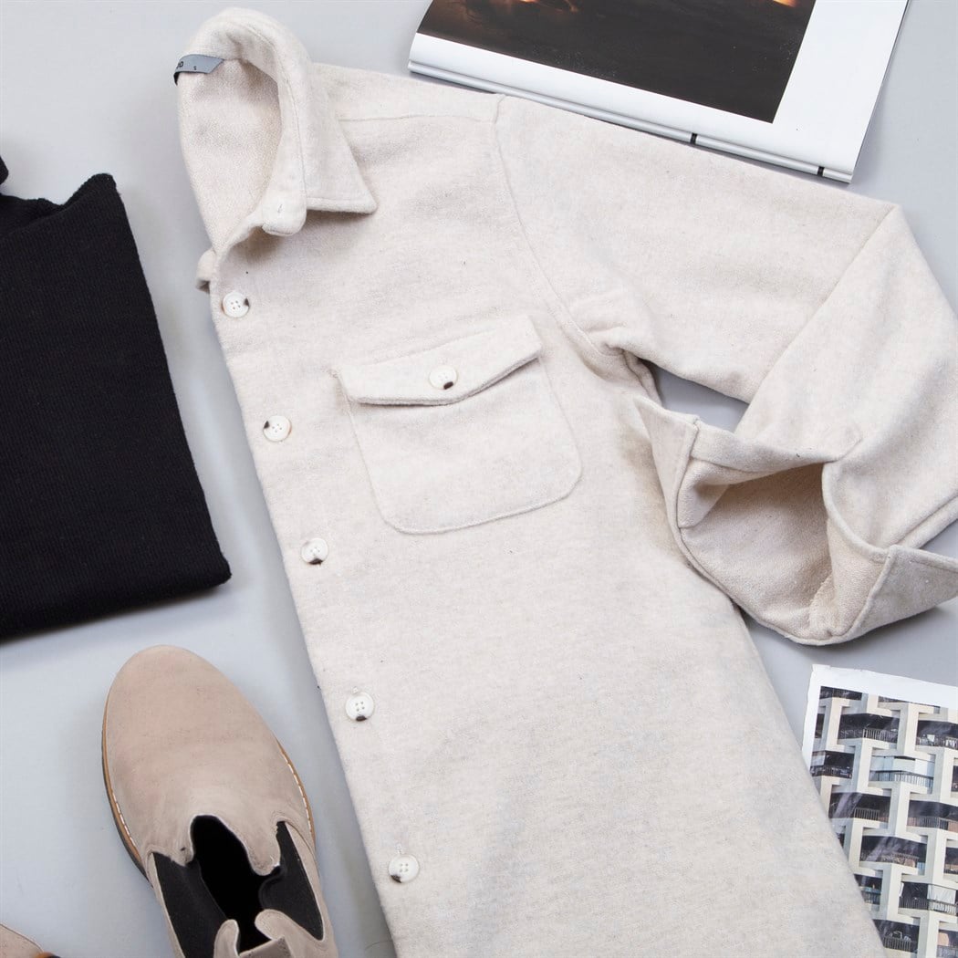 Bej Kaşe Gömlek Boğazlı Kazak Pantolon Bot Kombin