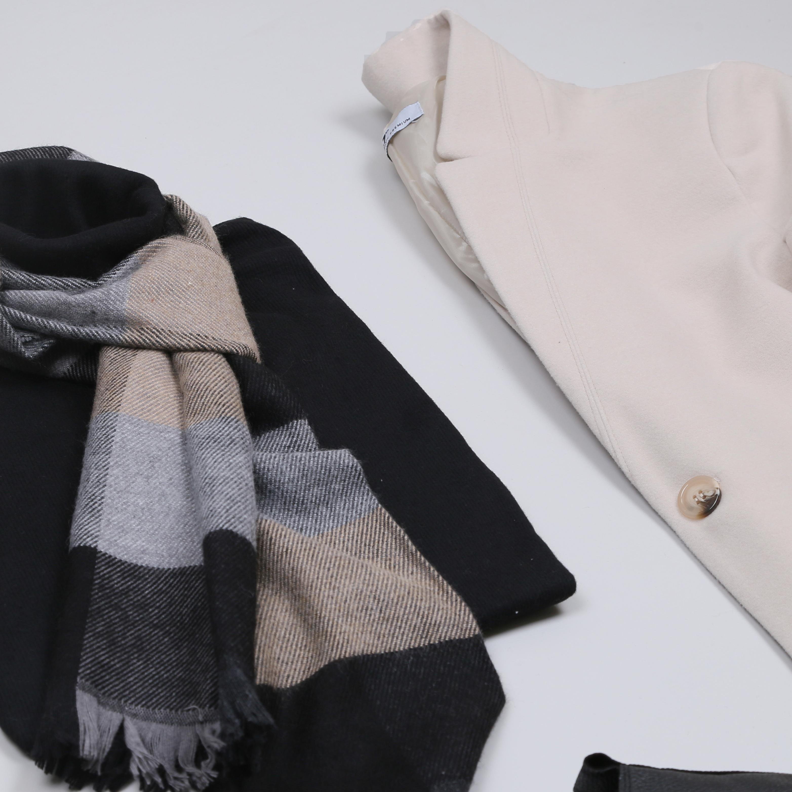 Bej Kaşe Kaban Boğazlı Body Kot Pantolon Bot Kombini