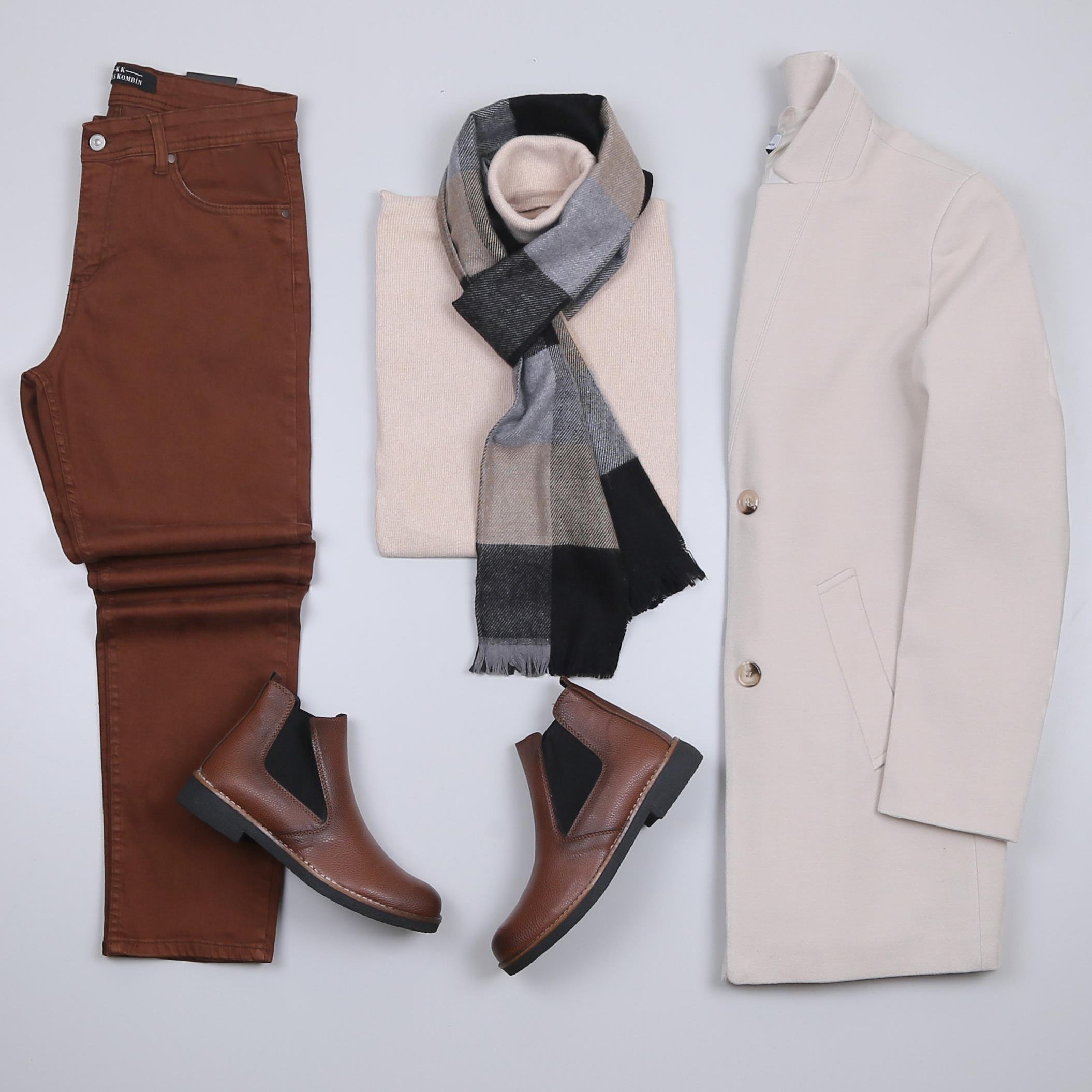 Bej Kaşe Kaban Boğazlı Body Kot Pantolon Bot Kombini