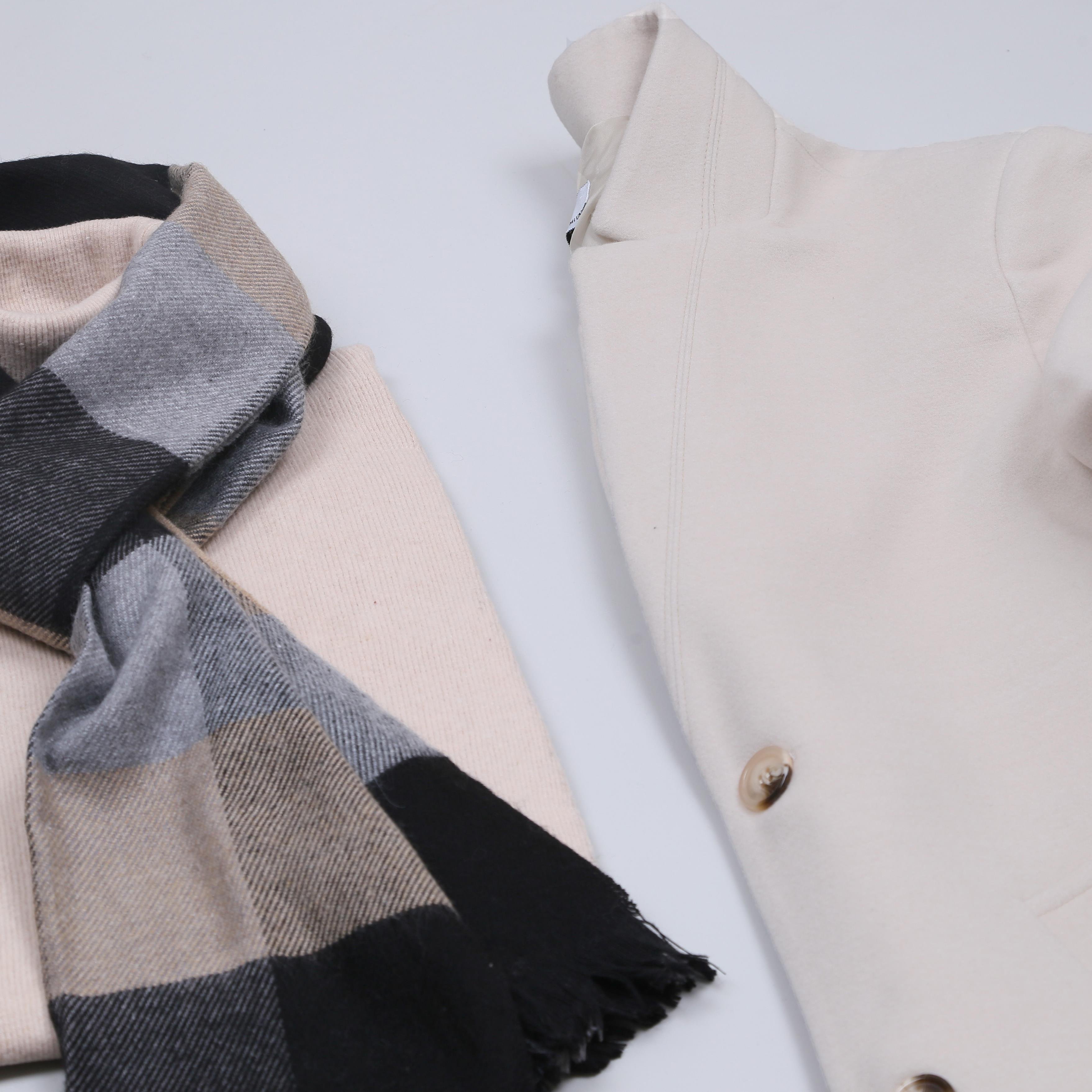 Bej Kaşe Kaban Boğazlı Body Kot Pantolon Bot Kombini