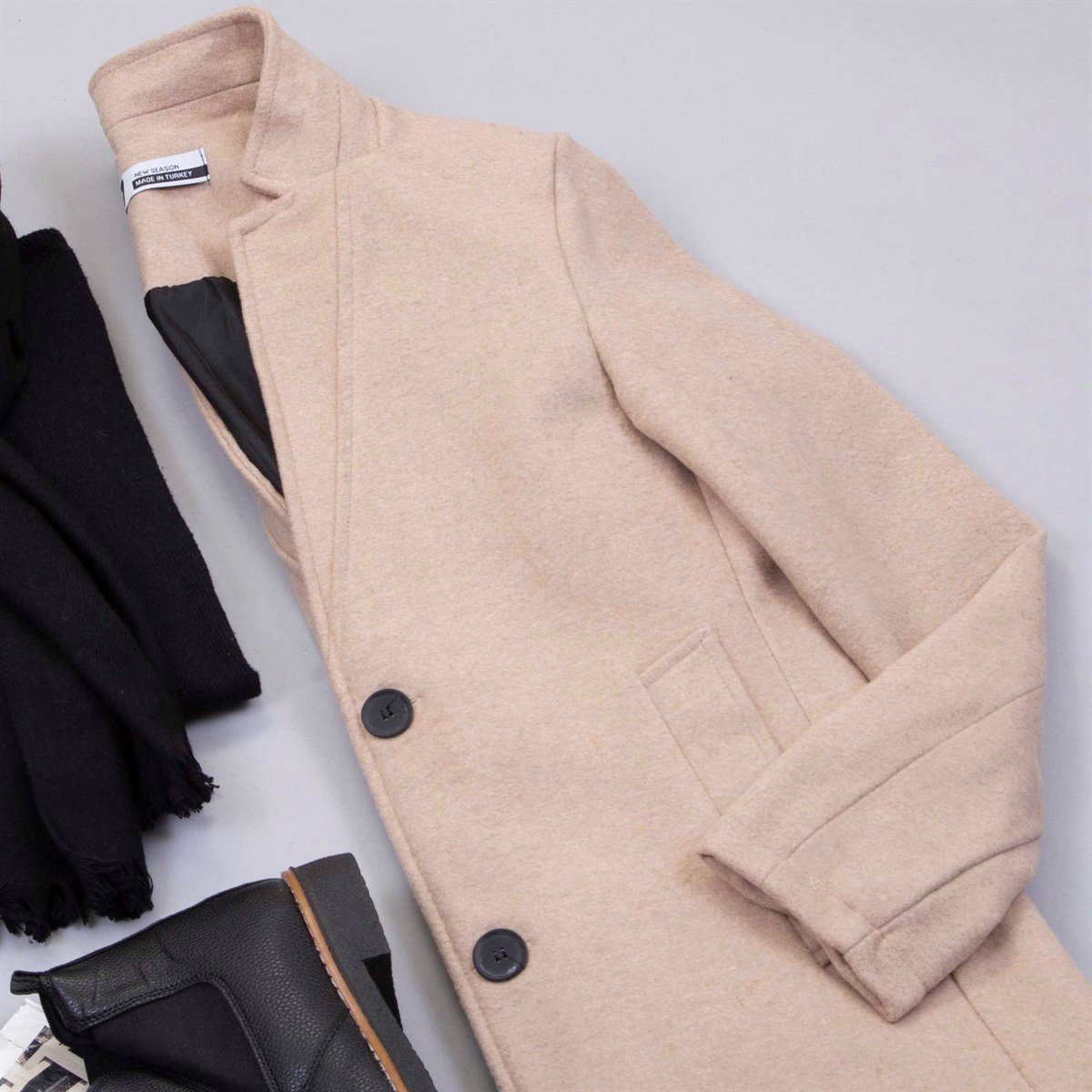 Bej Kaşe Kaban Boğazlı Kazak Pantolon Atkı Bot Kombin