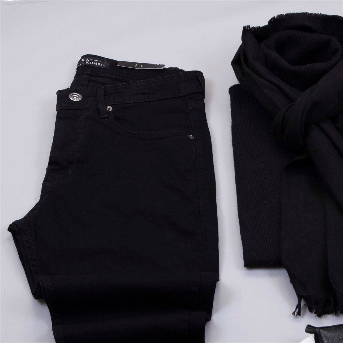 Bej Kaşe Kaban Boğazlı Kazak Pantolon Atkı Bot Kombin