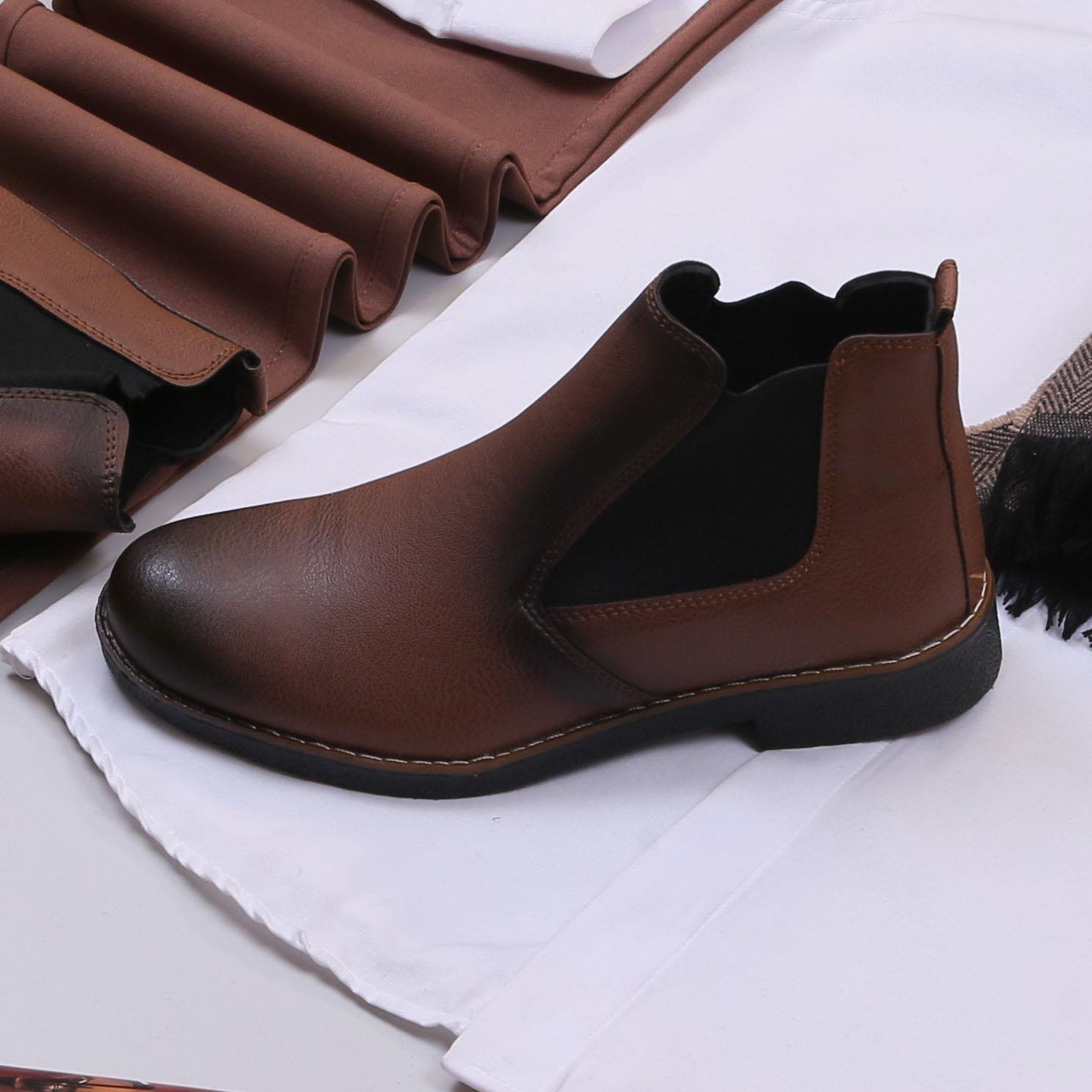 Bej Kaşe Kaban Gömlek Pantolon Bot Kombin