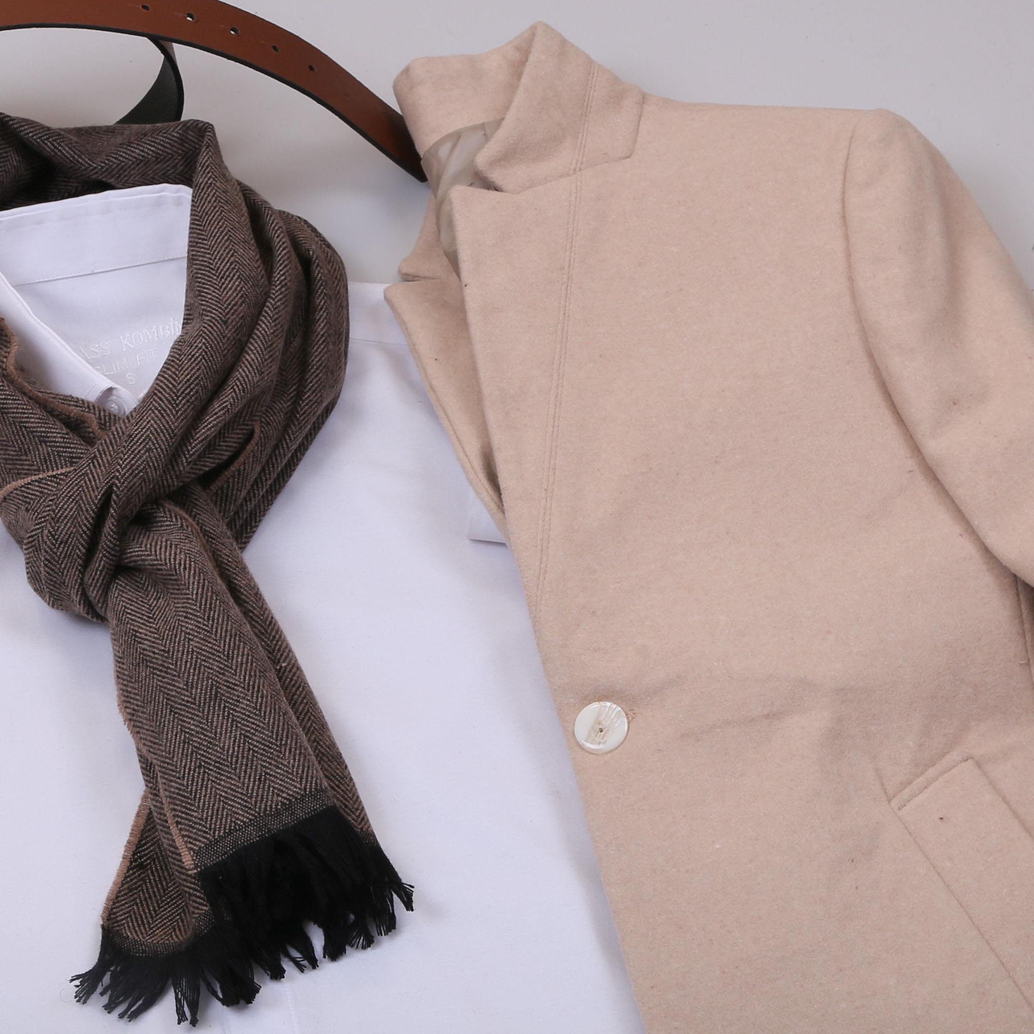 Bej Kaşe Kaban Gömlek Pantolon Bot Kombin