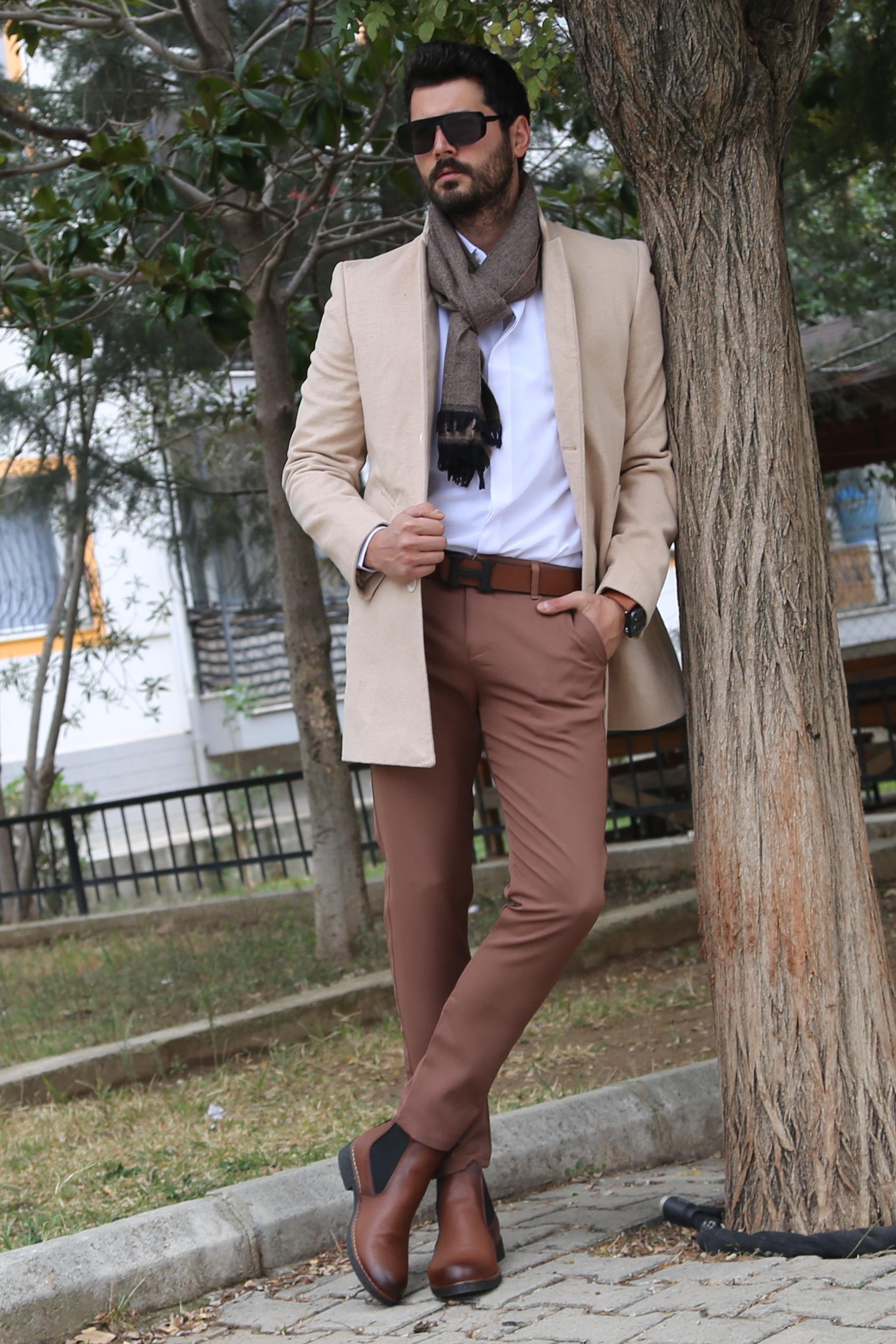 Bej Kaşe Kaban Gömlek Pantolon Bot Kombin