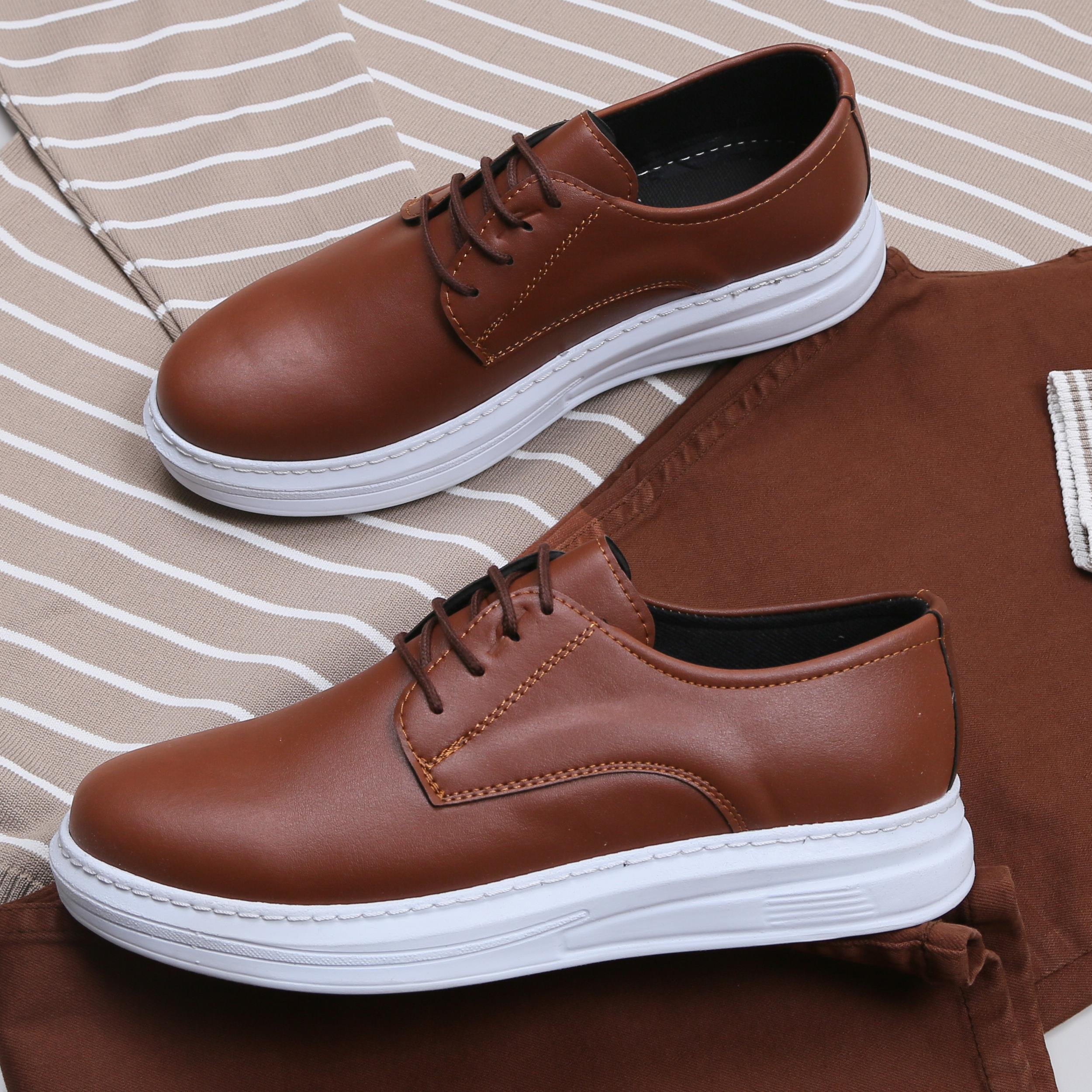 Bej Kazak Kot Pantolon Ayakkabı Kombini