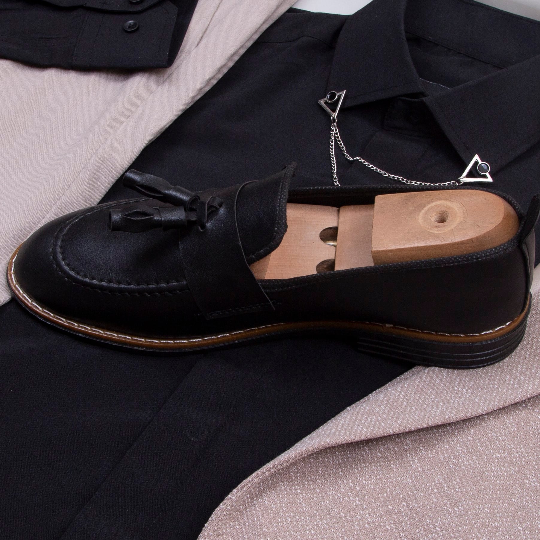 Bej Kırçıllı  Blazer Ceket Siyah Gömlek Bej Pantolon  Ayakkabı Kombin