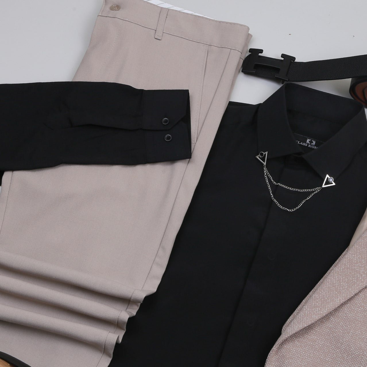 Bej Kırçıllı  Blazer Ceket Siyah Gömlek Bej Pantolon  Ayakkabı Kombin