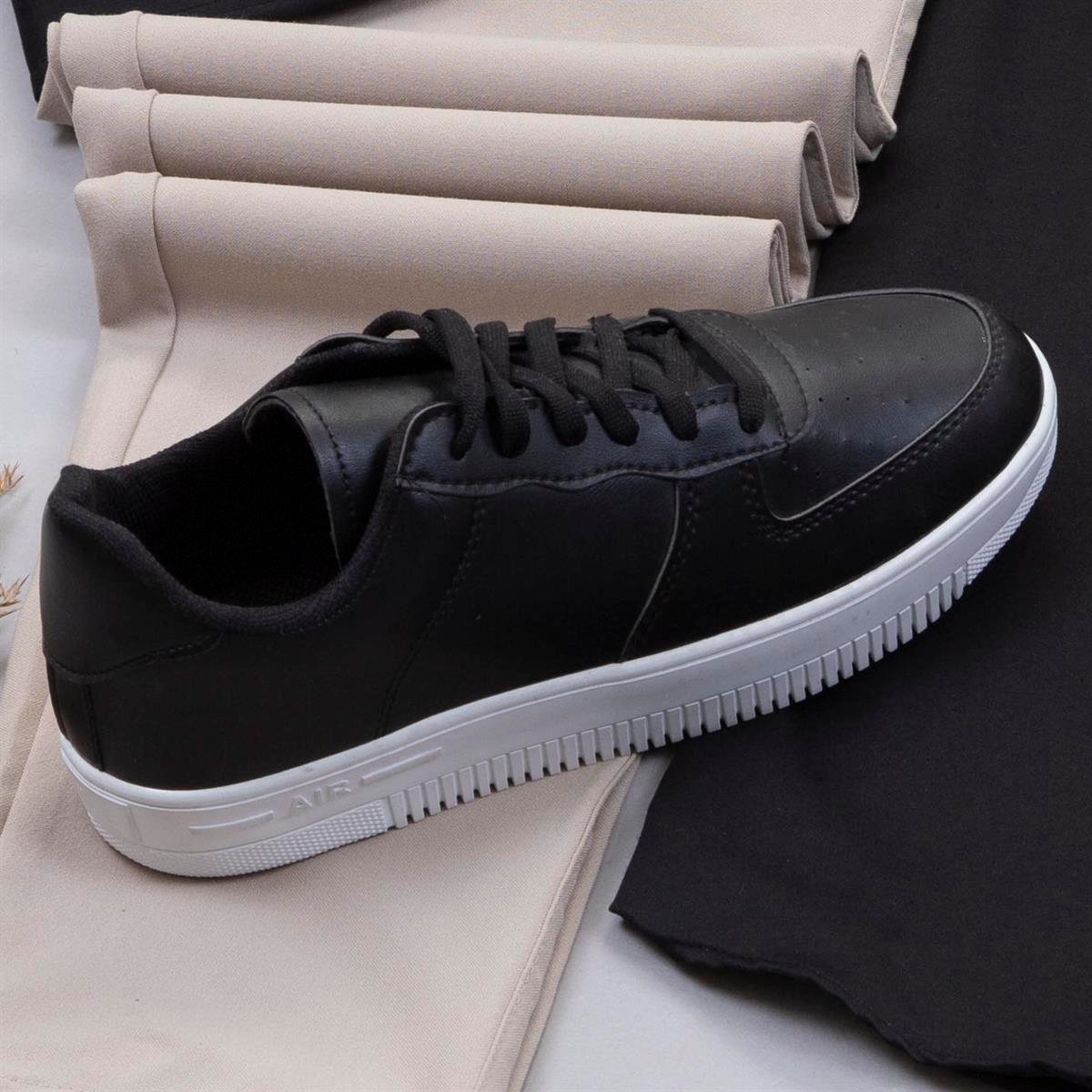 Bej Pantolon Siyah Gömlek Ayakkabı Kombin