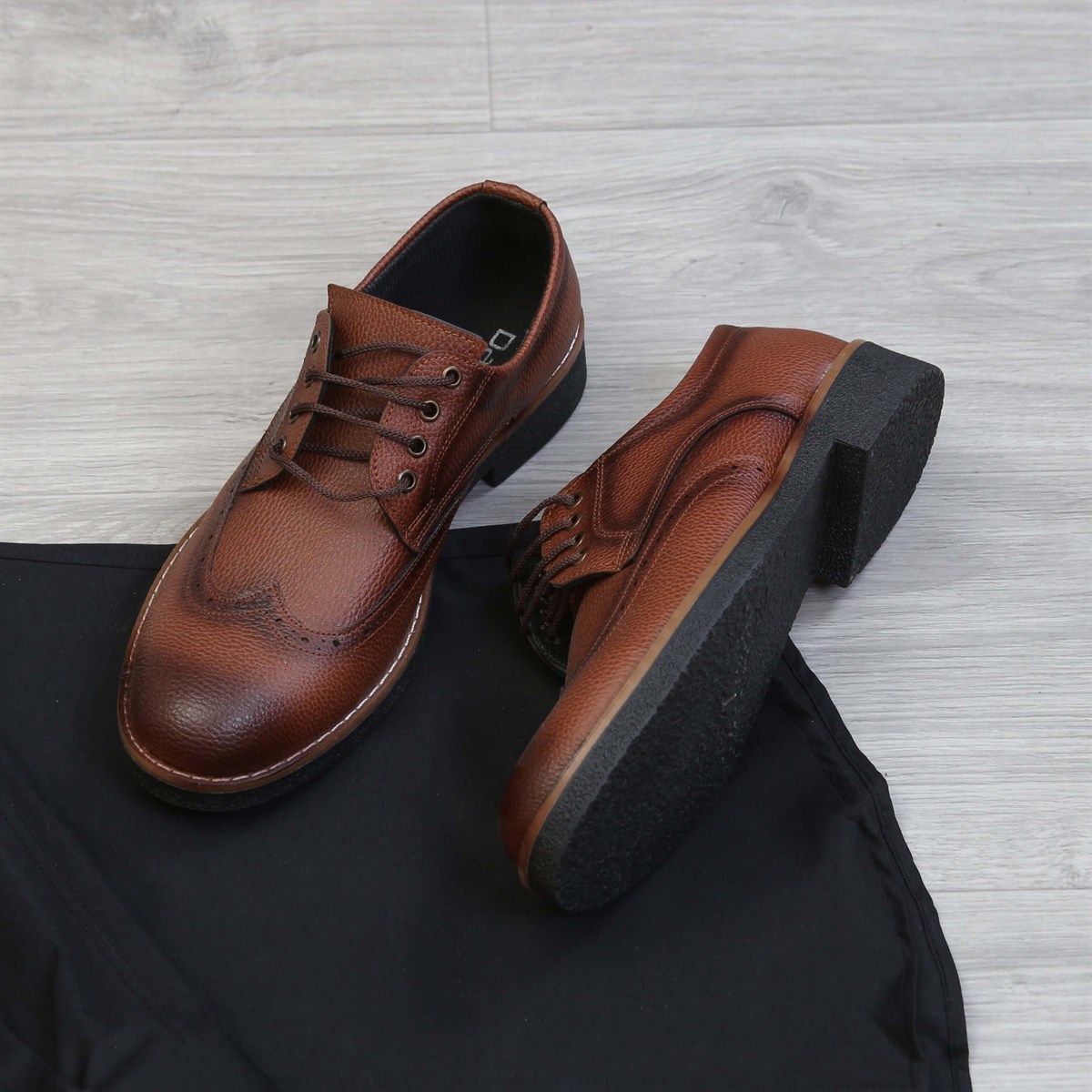 Bej Pantolon Siyah Gömlek Ayakkabı Kombini