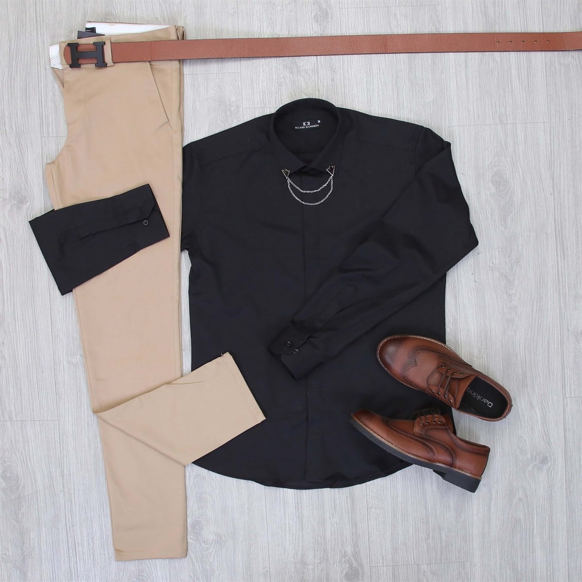 Bej Pantolon Siyah Gömlek Ayakkabı Kombini