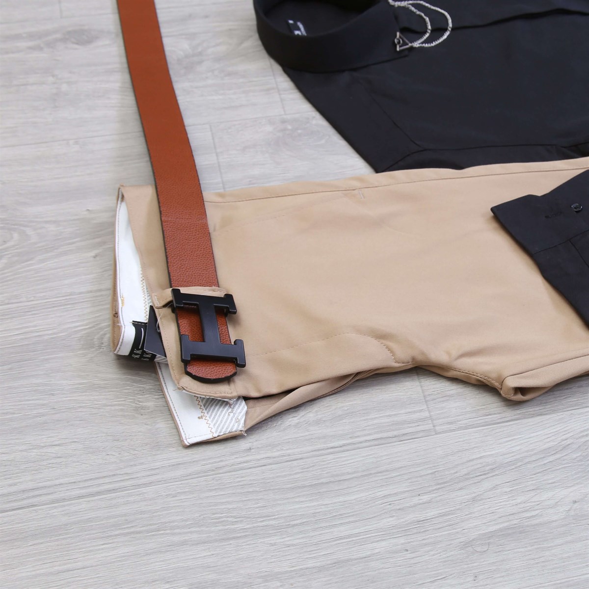 Bej Pantolon Siyah Gömlek Ayakkabı Kombini