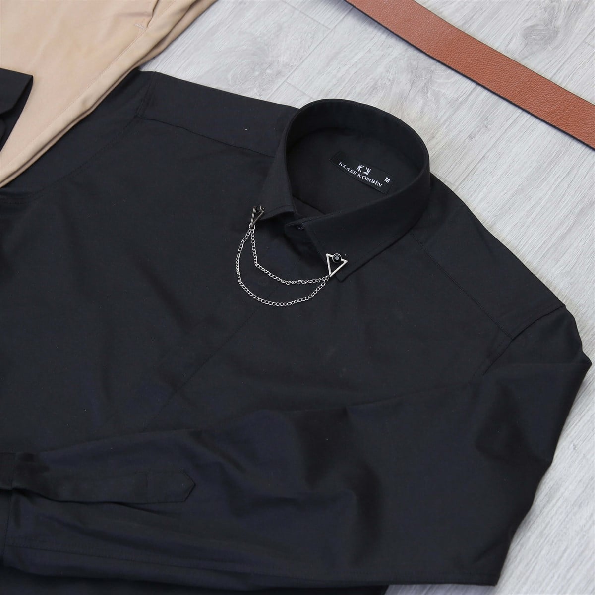 Bej Pantolon Siyah Gömlek Ayakkabı Kombini