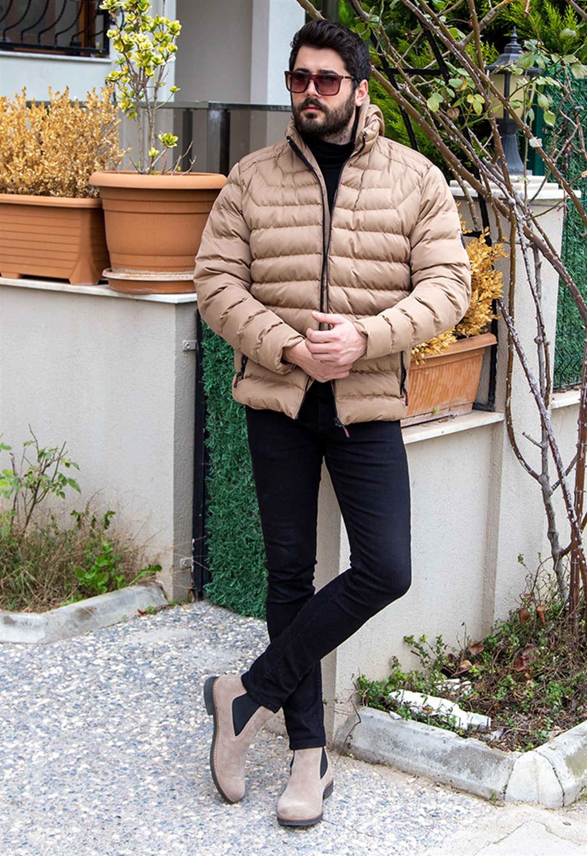 Bej Şişme Mont Boğazlı Kazak Pantolon Bot Kombin