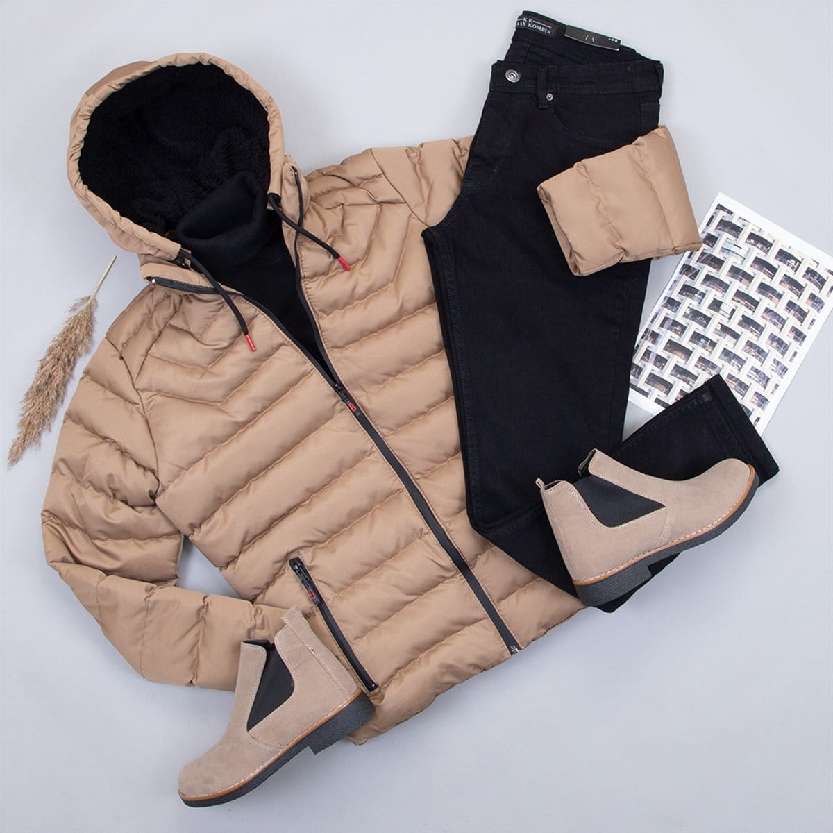 Bej Şişme Mont Boğazlı Kazak Pantolon Bot Kombin