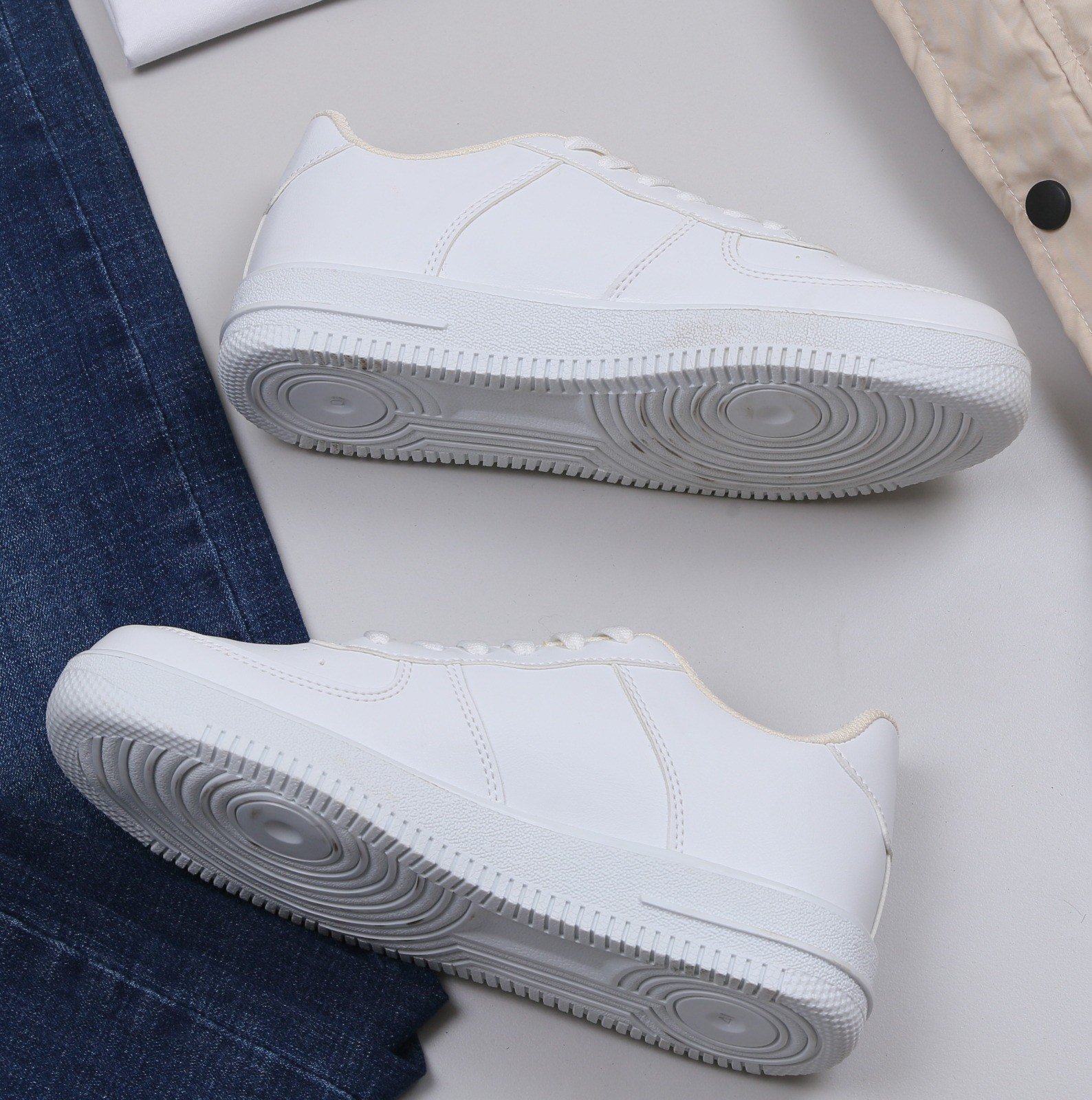 Bej Şişme Yelek Lacivert Kot Pantolon Ayakkabı Kombini