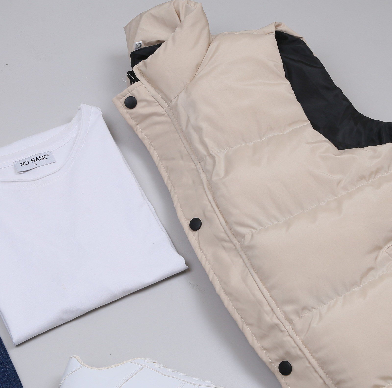 Bej Şişme Yelek Lacivert Kot Pantolon Ayakkabı Kombini