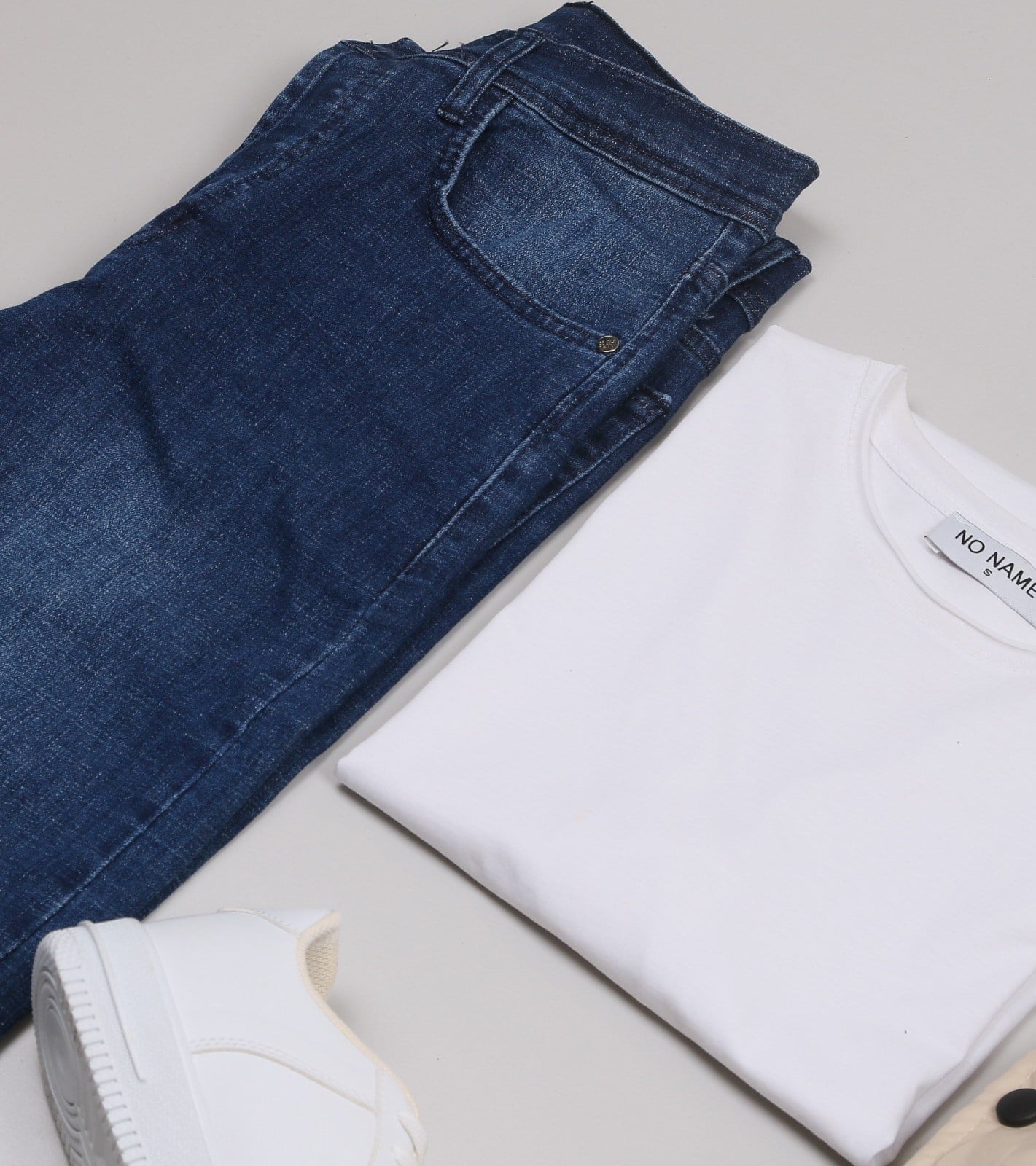 Bej Şişme Yelek Lacivert Kot Pantolon Ayakkabı Kombini