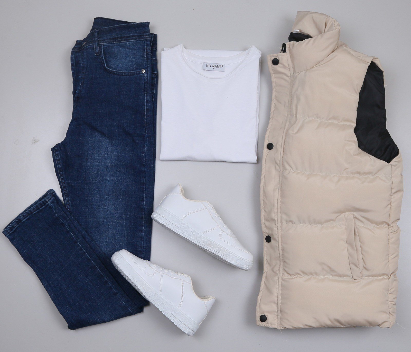 Bej Şişme Yelek Lacivert Kot Pantolon Ayakkabı Kombini