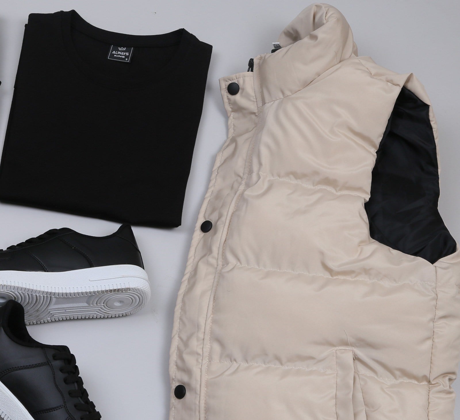 Bej Şişme Yelek Siyah Kot Pantolon Ayakkabı Kombini