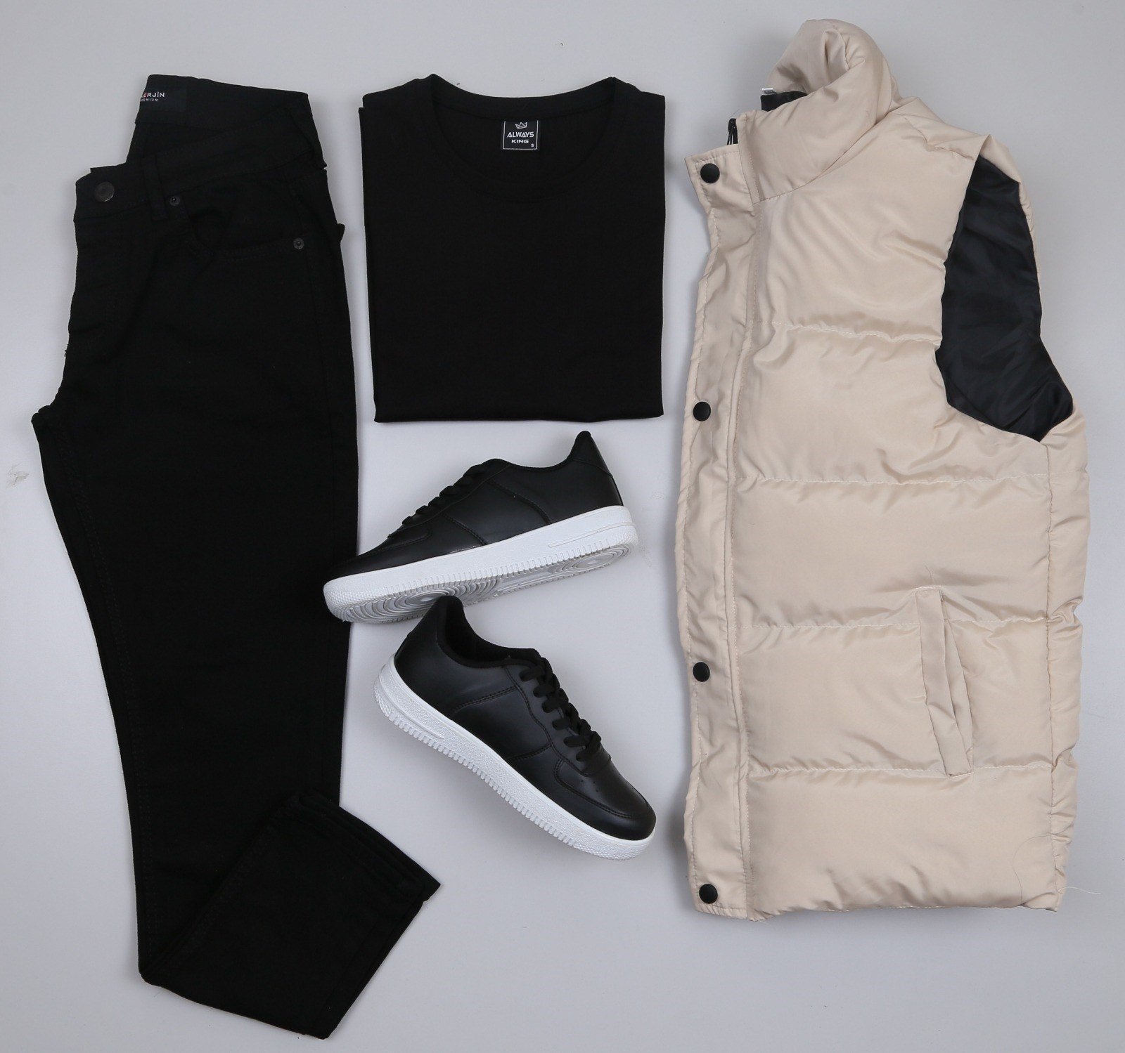 Bej Şişme Yelek Siyah Kot Pantolon Ayakkabı Kombini