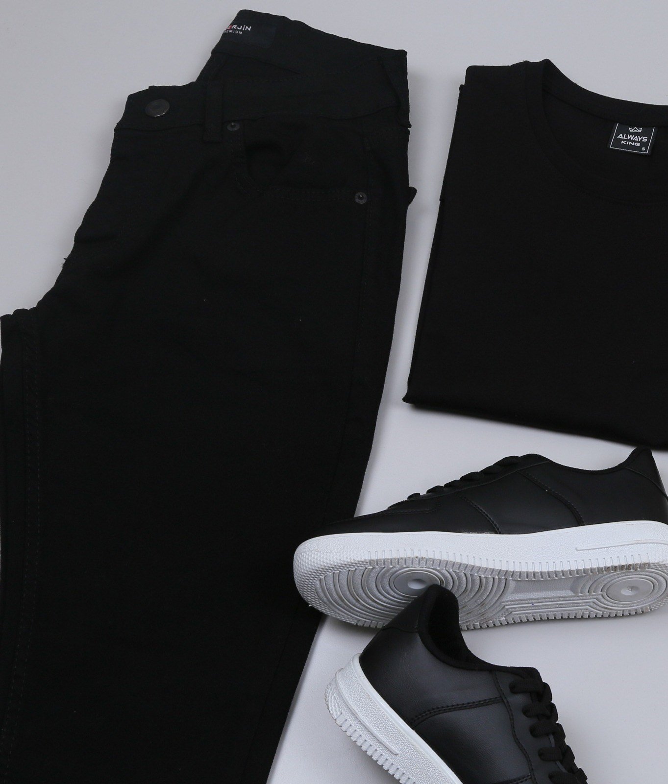 Bej Şişme Yelek Siyah Kot Pantolon Ayakkabı Kombini