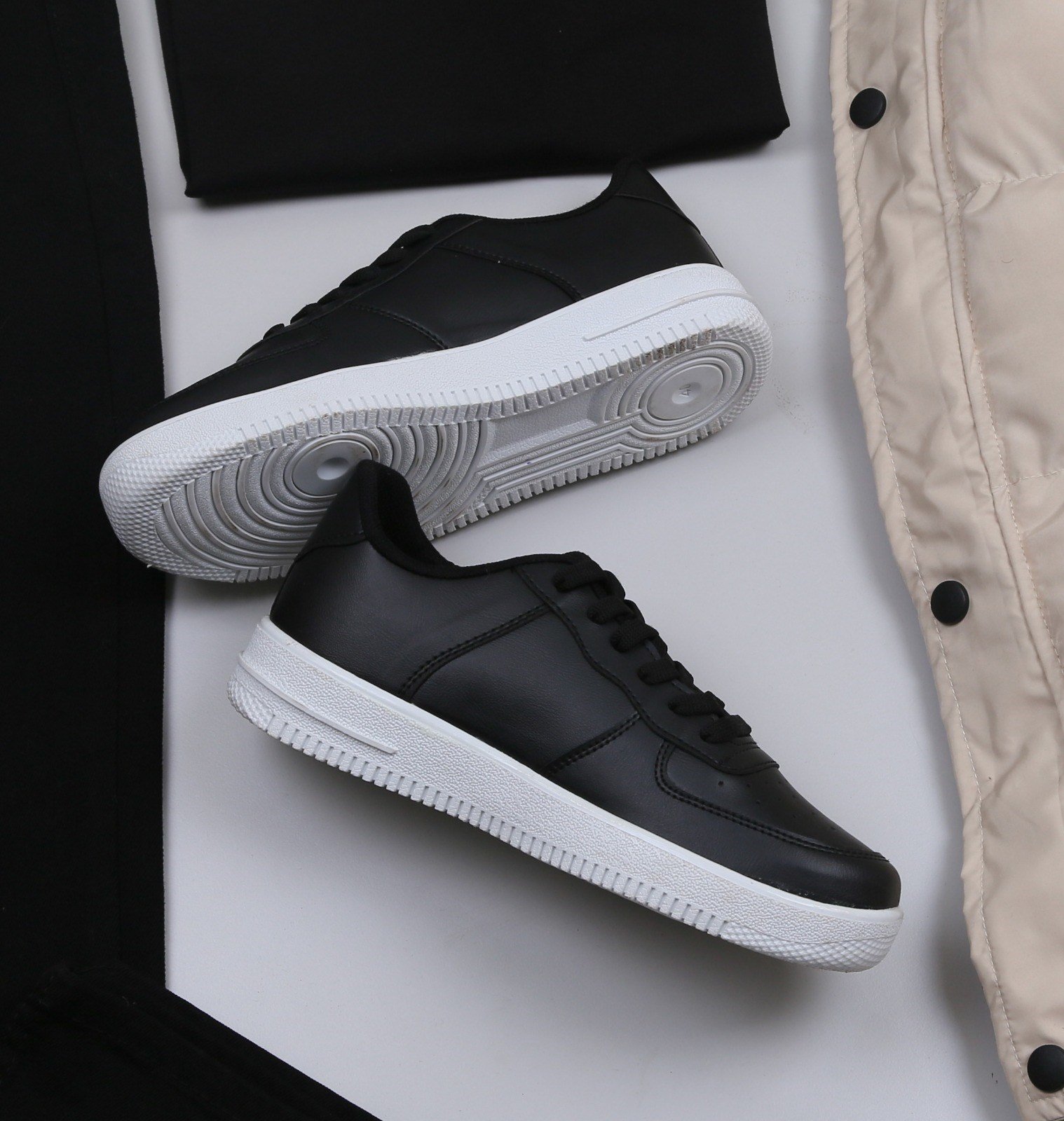 Bej Şişme Yelek Siyah Kot Pantolon Ayakkabı Kombini